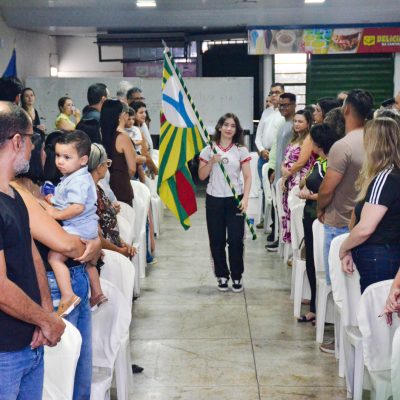 Foto 2 - Entrega de certificados aos alunos destaques do 2º trimestre