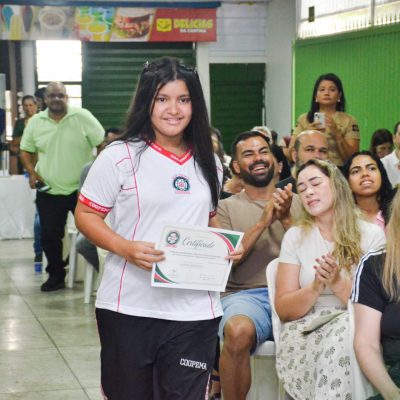 Foto 54 - Entrega de certificados aos alunos destaques do 2º trimestre